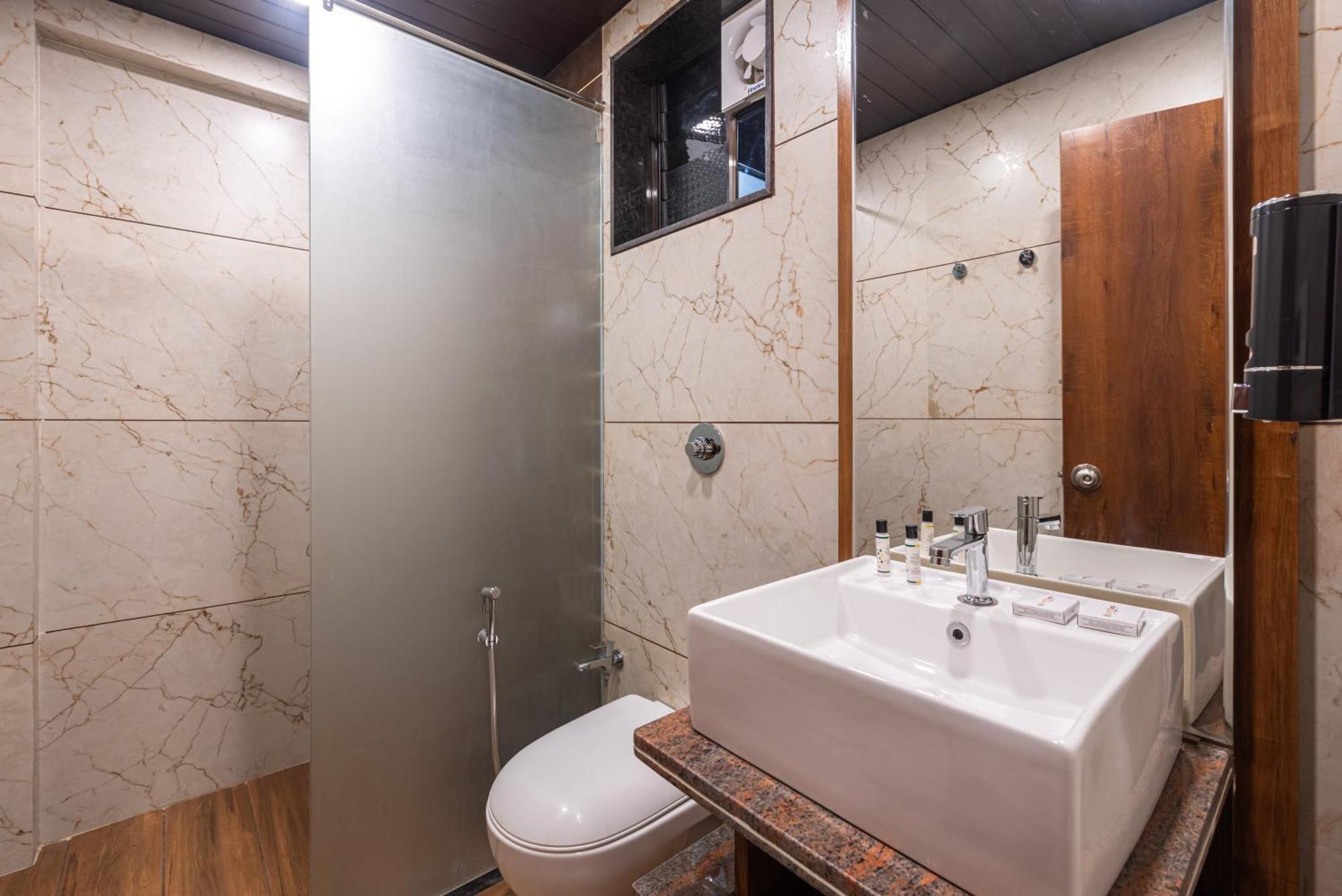 Lemon Wood Suites Пуна Экстерьер фото